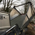 Die Schaufel wird ins Wasser zu den Pflanzen abgesenkt