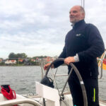 Dirk an Steuerrad